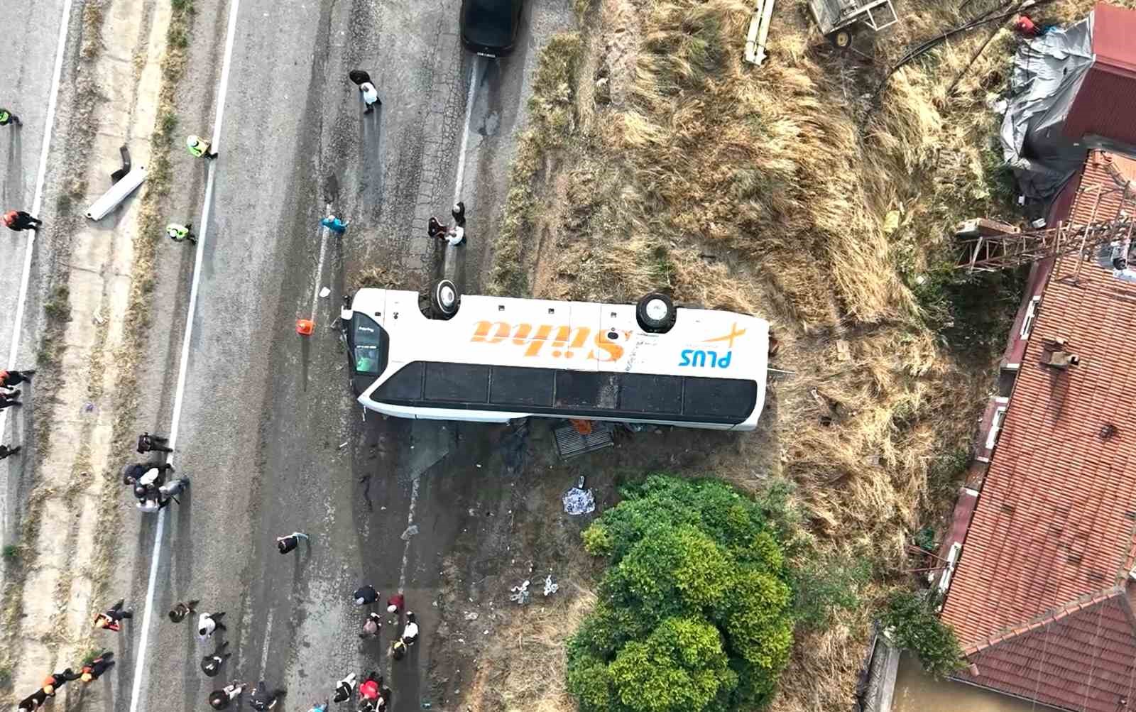 1 kisinin oldugu 40 kisinin yaralandigi otobus kazasi kamerada 5 pfSZVI4a