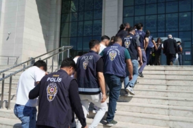 Antalya’da çocuklar süs havuzuna girerek serinledi 3 thumbnail