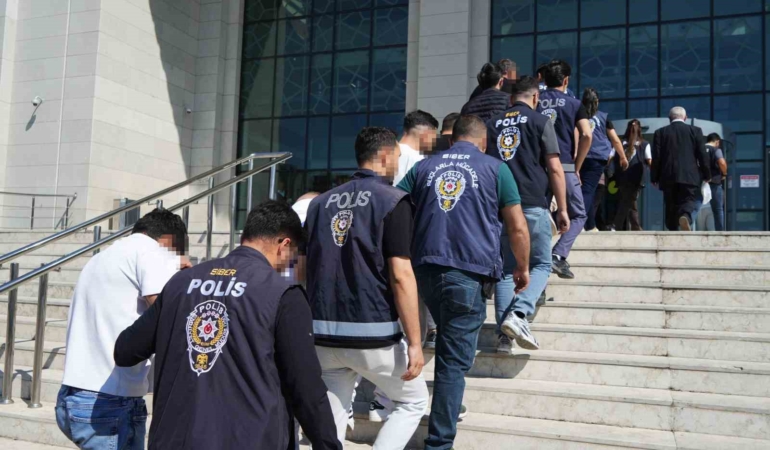 1-milyar-250-milyon-liralik-yasa-disi-bahis-trafigine-operasyon-8-gozalti-dlbtzsBb.jpg