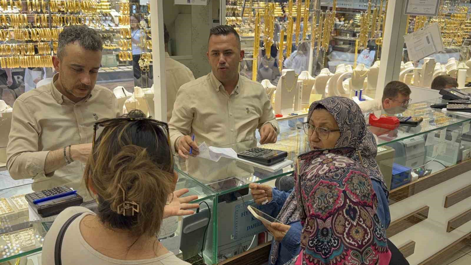 1 milyon 300 bin lira dolandırılmaktan kuyumcunun dikkati sayesinde kurtuldu 8 1 milyon 300 bin lira dolandirilmaktan kuyumcunun dikkati sayesinde kurtuldu 4 AkB73Qi2