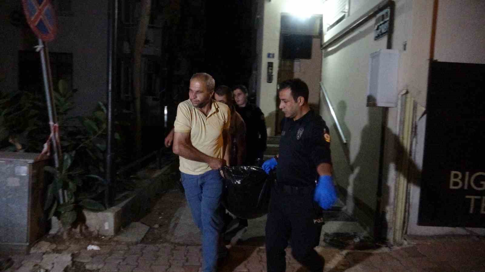 1 saat yanindan ayrildi geri dondugunde yasli adami olu olarak buldu 1
