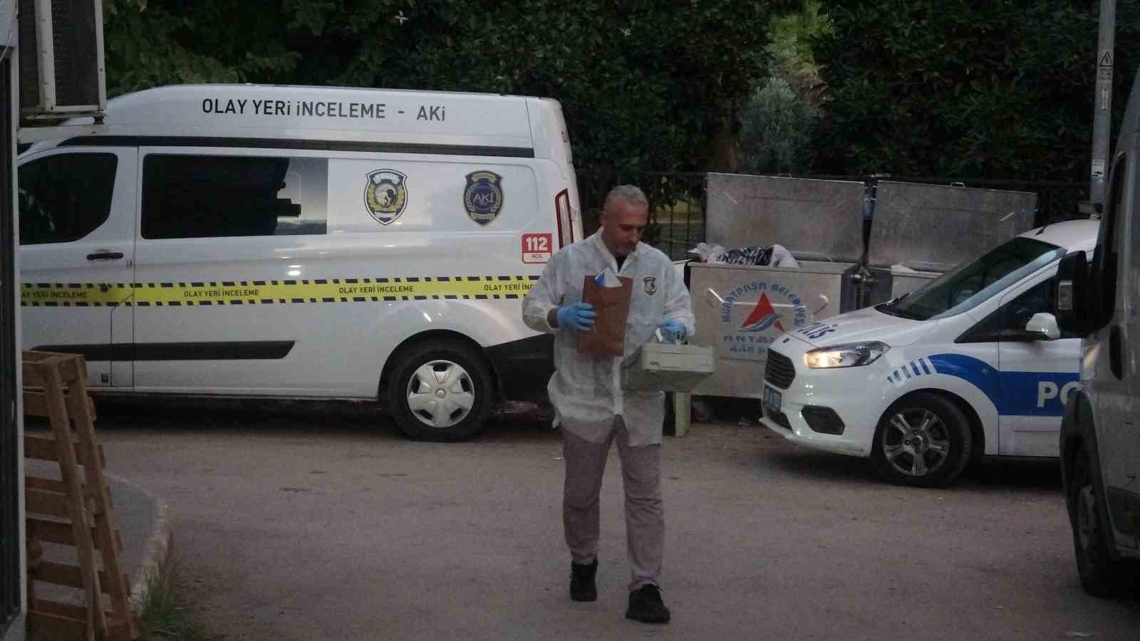 1 saat yanindan ayrildi geri dondugunde yasli adami olu olarak buldu 2 lS8PiBIf
