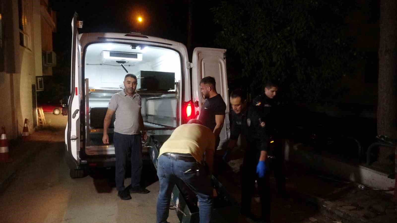 1 saat yanindan ayrildi geri dondugunde yasli adami olu olarak buldu 4