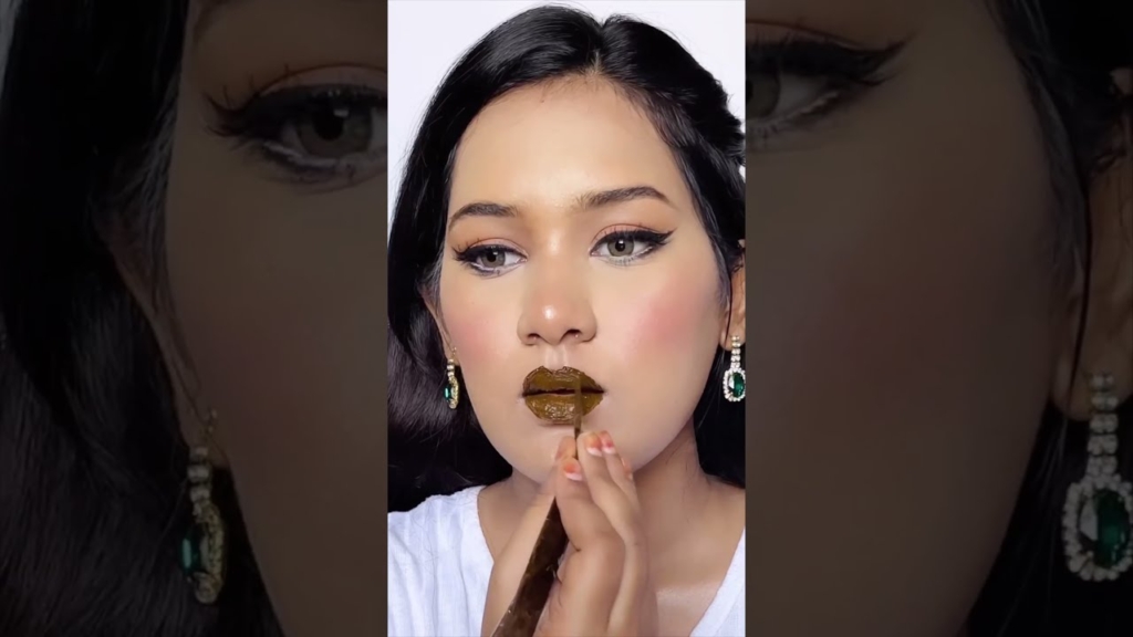 Dudaklarda kına kullanımı günümüzde yeniden trend olabilir mi?