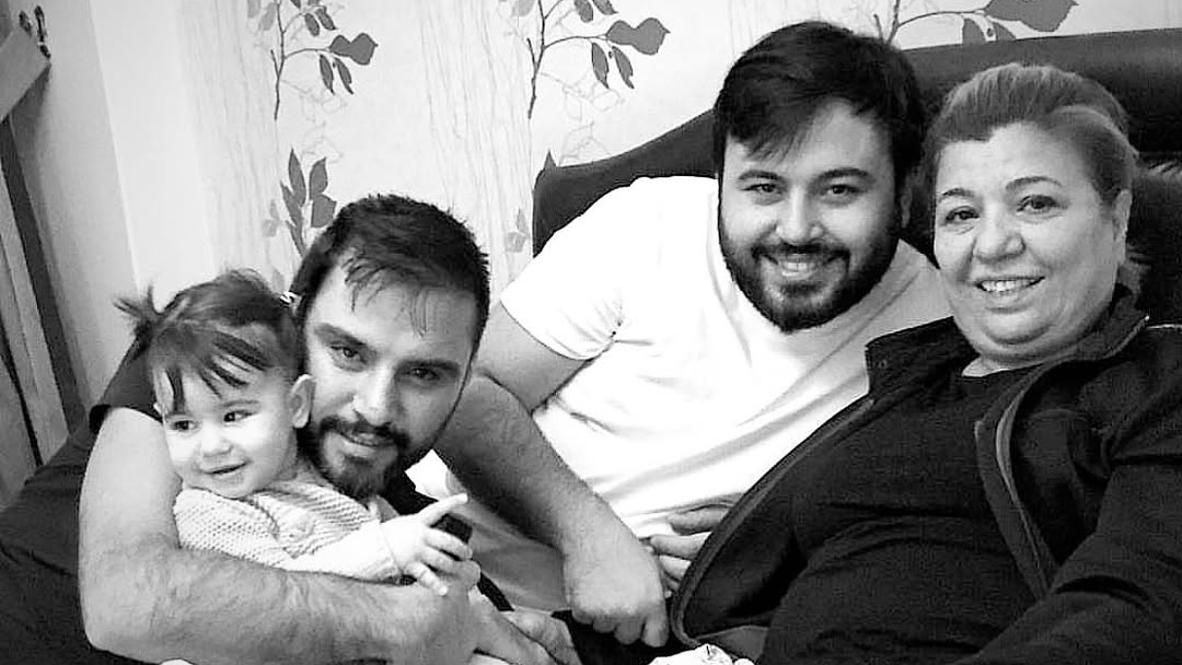 Alişan’ı Gözyaşlarına Boğan Sürpriz! Kardeşi Selçuk Aile Fotoğrafında Yeniden Hayat Buldu 7 10 25 edited