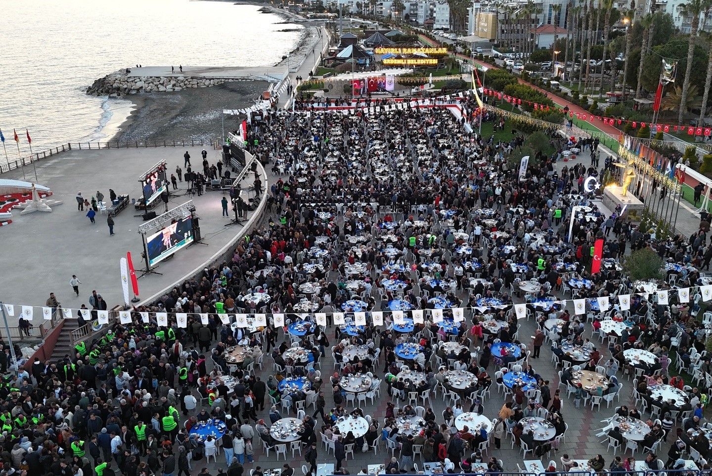 10 bin kisi deniz kenarinda iftarda bulustu 1 TSKUniIu