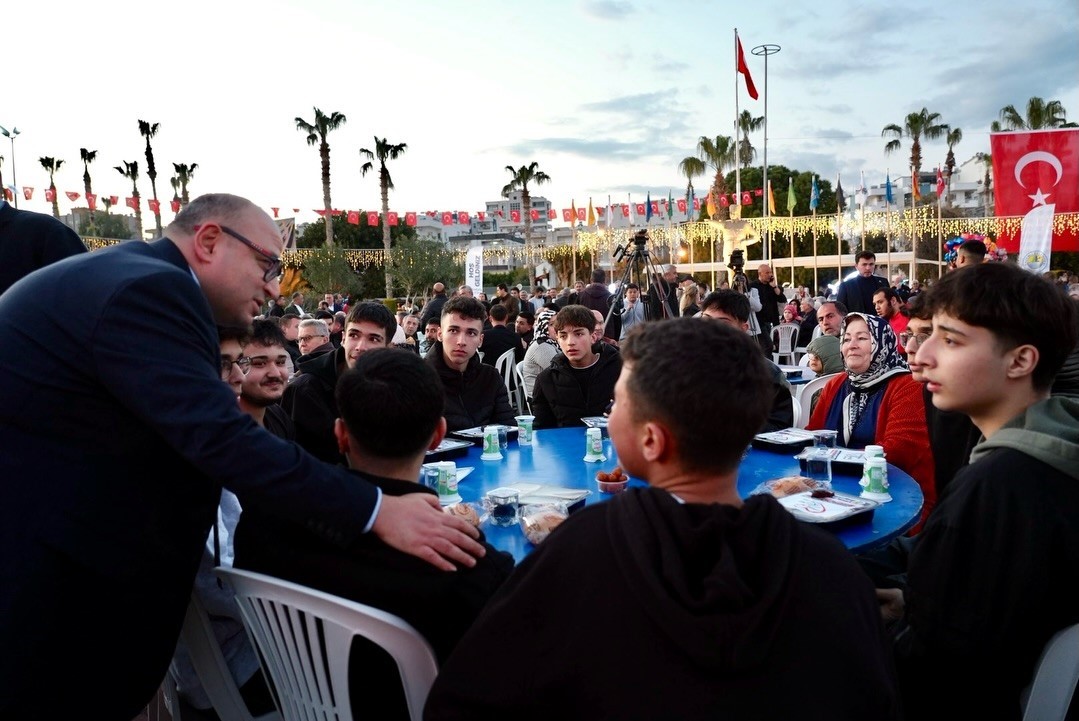 10 bin kisi deniz kenarinda iftarda bulustu 2 A1G3qjDH