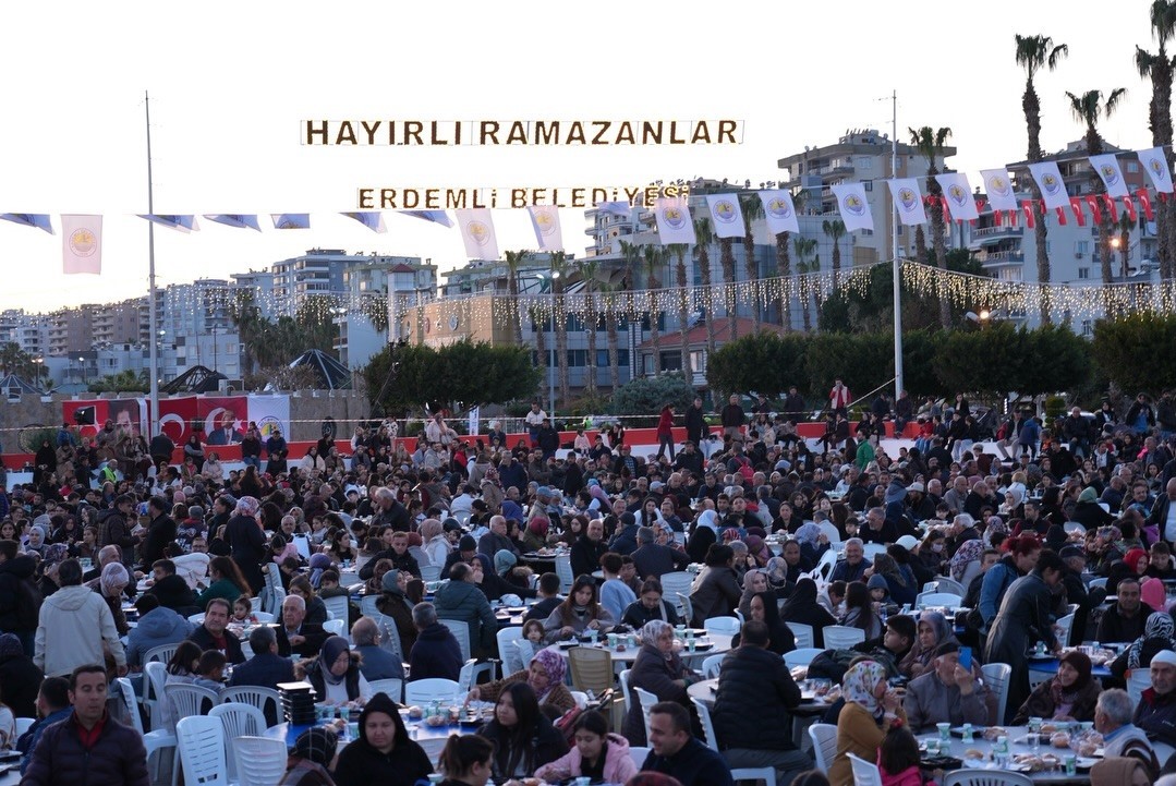10 bin kisi deniz kenarinda iftarda bulustu 3 T34GWR99