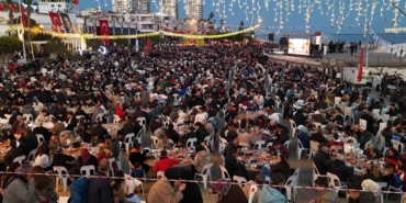 10-bin-kisi-deniz-kenarinda-iftarda-bulustu-rq5QKhJt.jpg