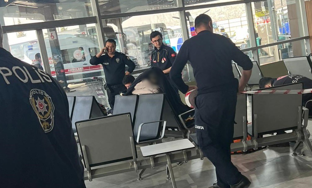 10 gündür otogarda yaşayan avukat oturduğu yerde hayatını kaybetti 4 10 gundur otogarda yasayan avukat oturdugu yerde hayatini kaybetti 0