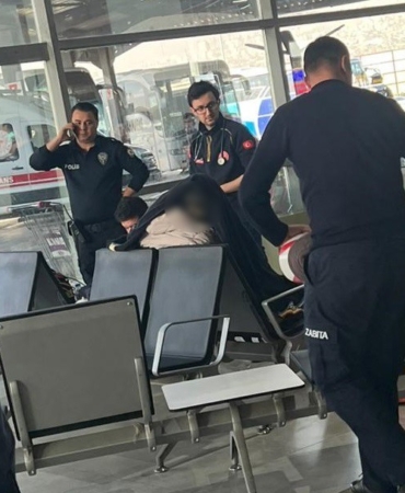 10-gundur-otogarda-yasayan-avukat-oturdugu-yerde-hayatini-kaybetti-fNAqgrb5.jpg