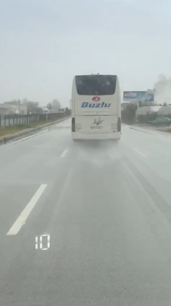 10 kisinin hayatini kaybettigi kazaya karisan firmanin bir baska otobusu ayni guzergahta hiz yaparken Ltb6DtFO