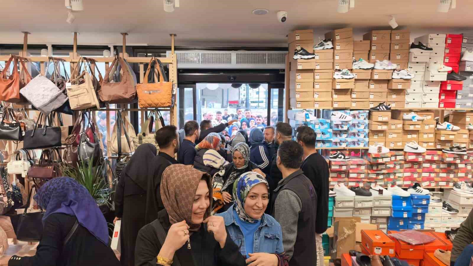 10 liraya ayakkabi canta kiyafet satildigini duyan kostu 0