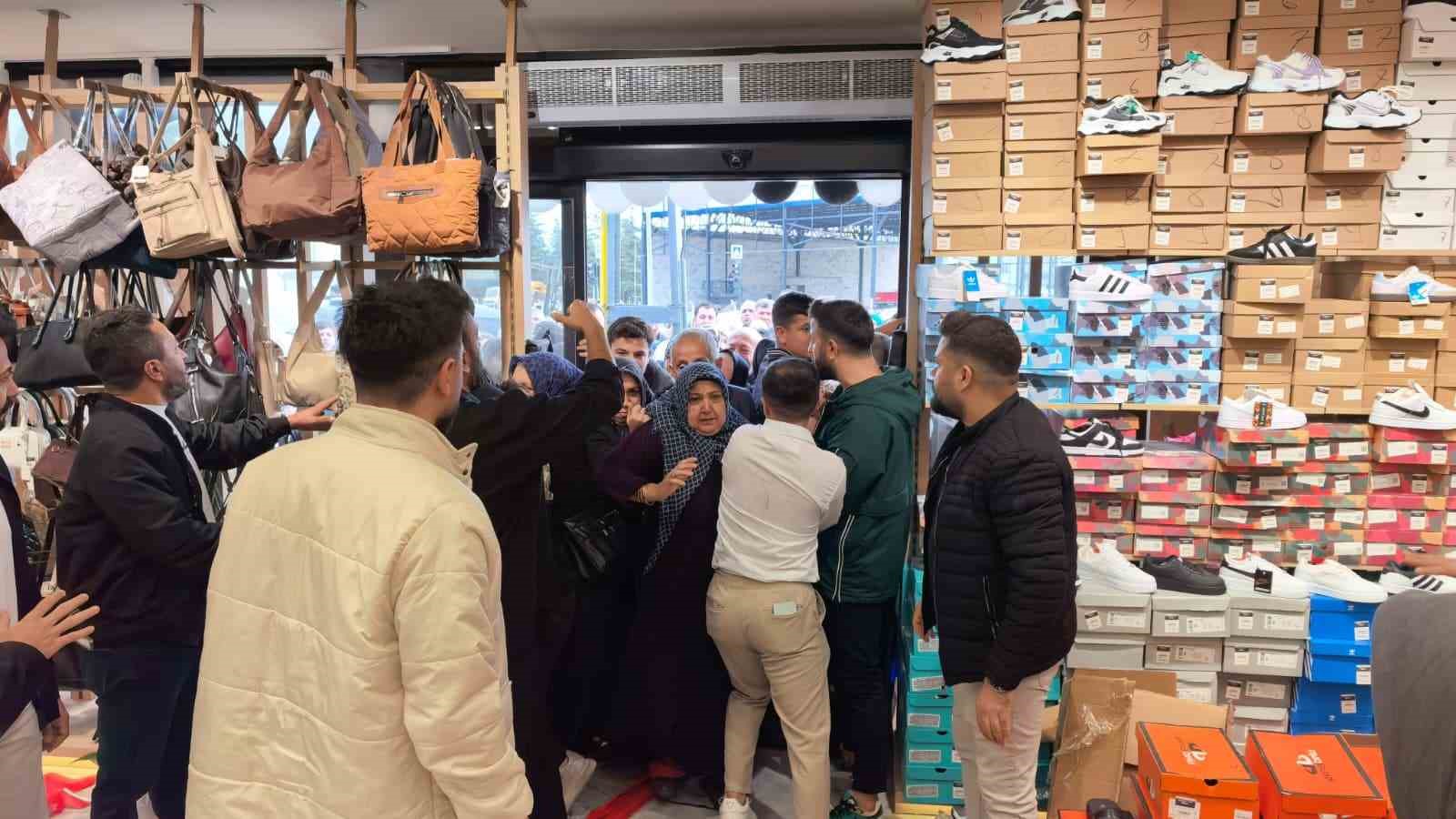 10 liraya ayakkabi canta kiyafet satildigini duyan kostu 1