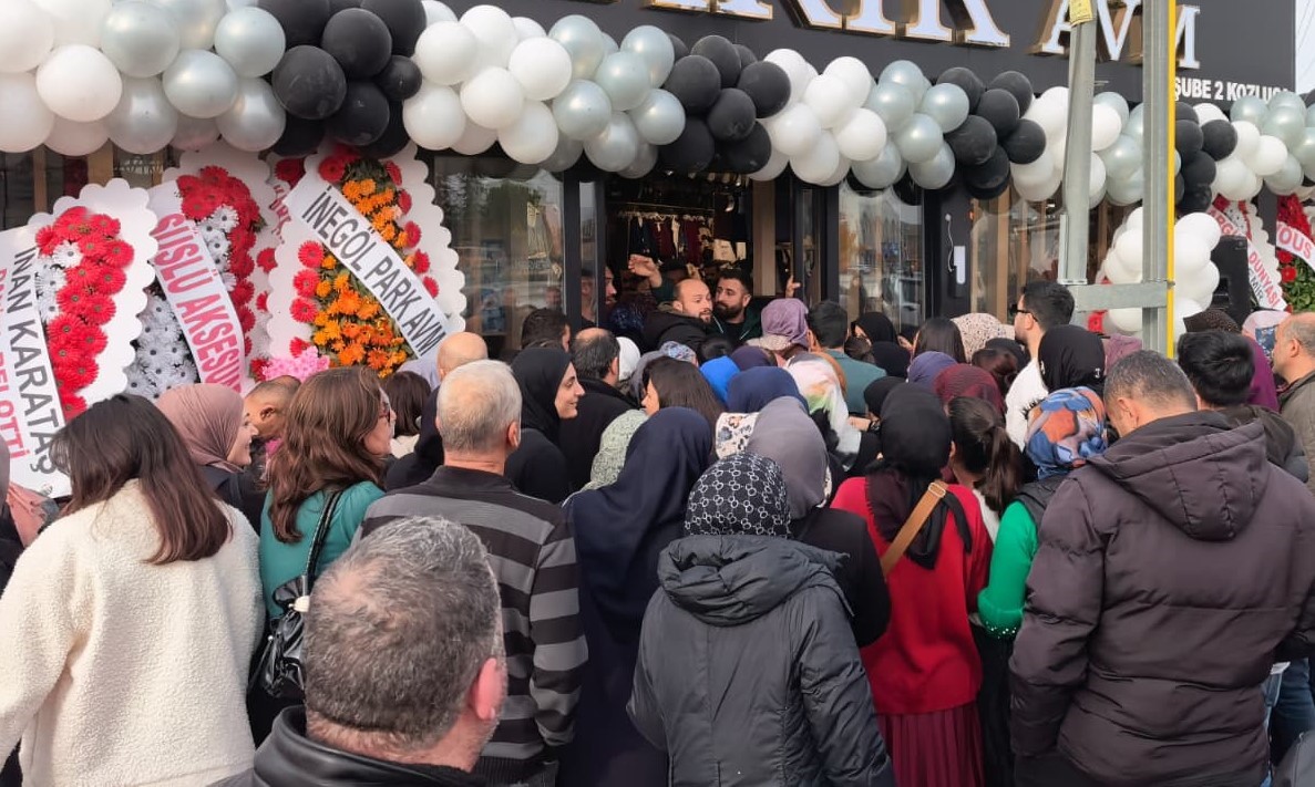 10 liraya ayakkabi canta kiyafet satildigini duyan kostu 2 nhzLaXhp