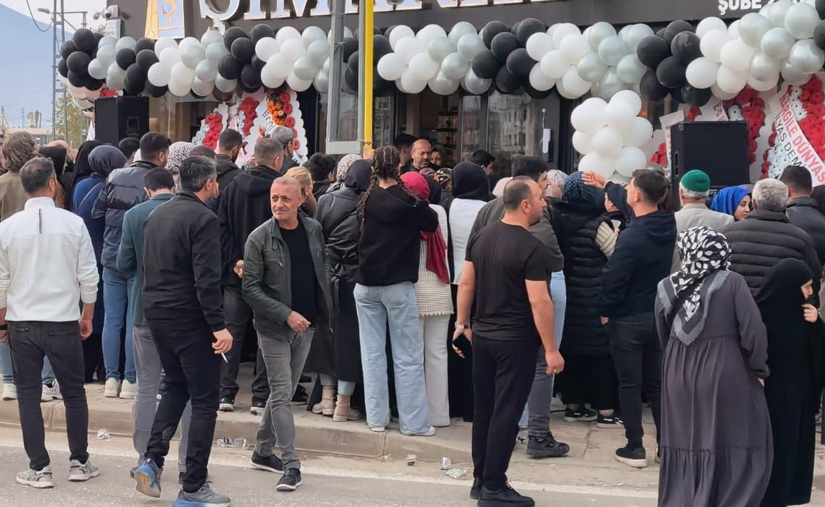 10 liraya ayakkabi canta kiyafet satildigini duyan kostu 3