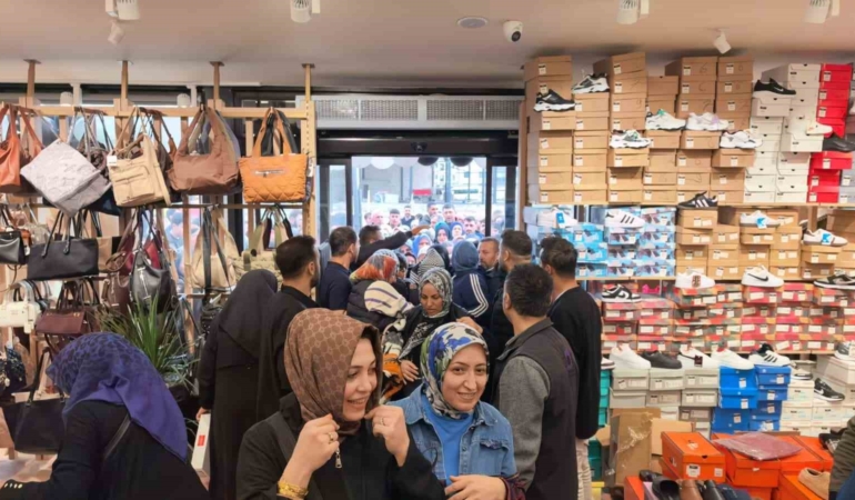 10-liraya-ayakkabi-canta-kiyafet-satildigini-duyan-kostu-w1rTx7w7.jpg
