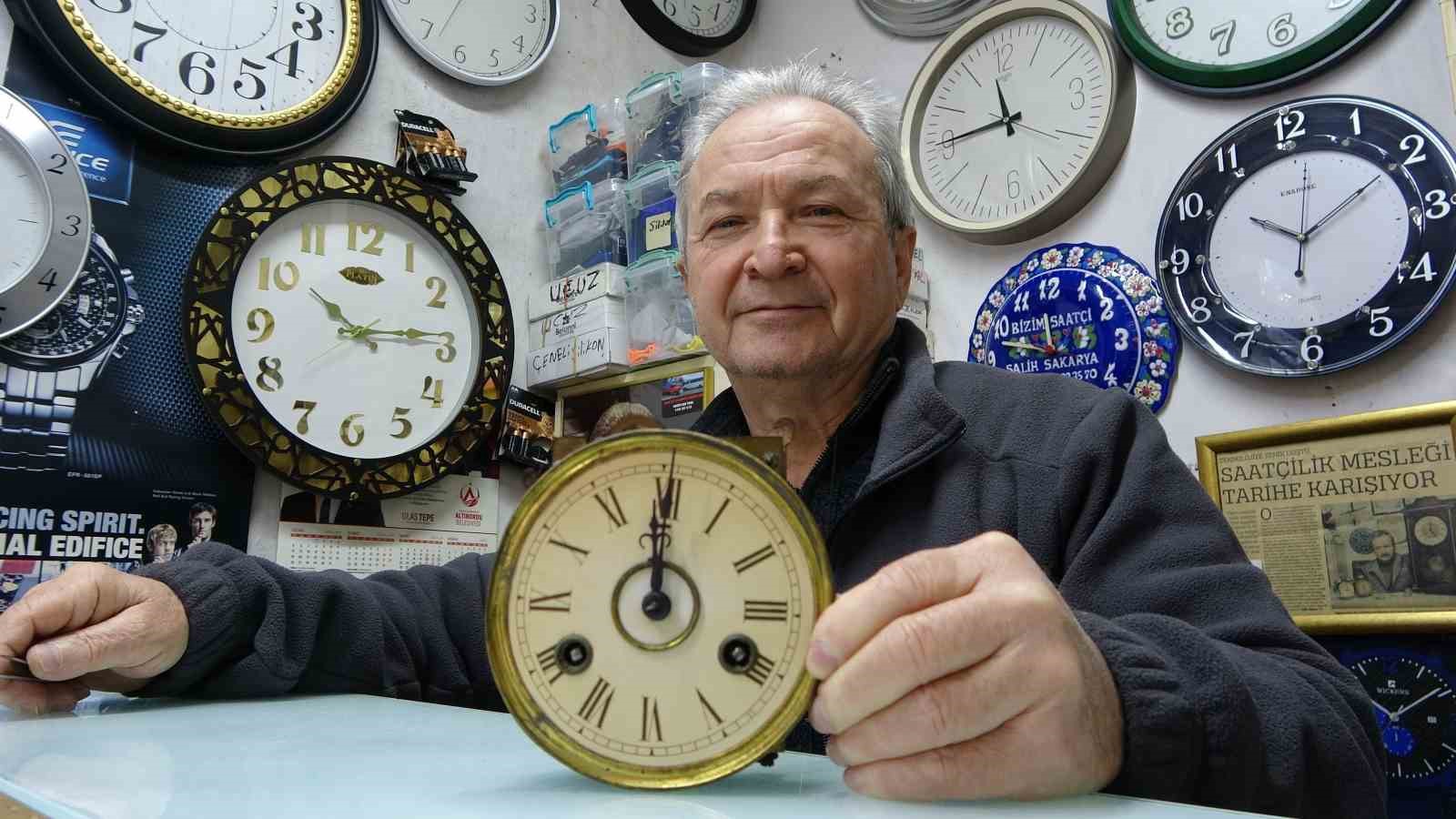10 metrekare dukkanda 40 yildir zamana ince ayar veriyor 0 zVSTEqTV