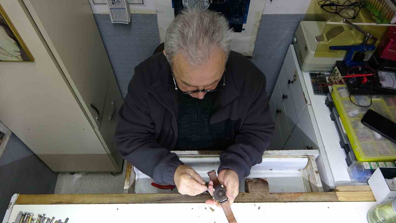 10 metrekare dukkanda 40 yildir zamana ince ayar veriyor 1