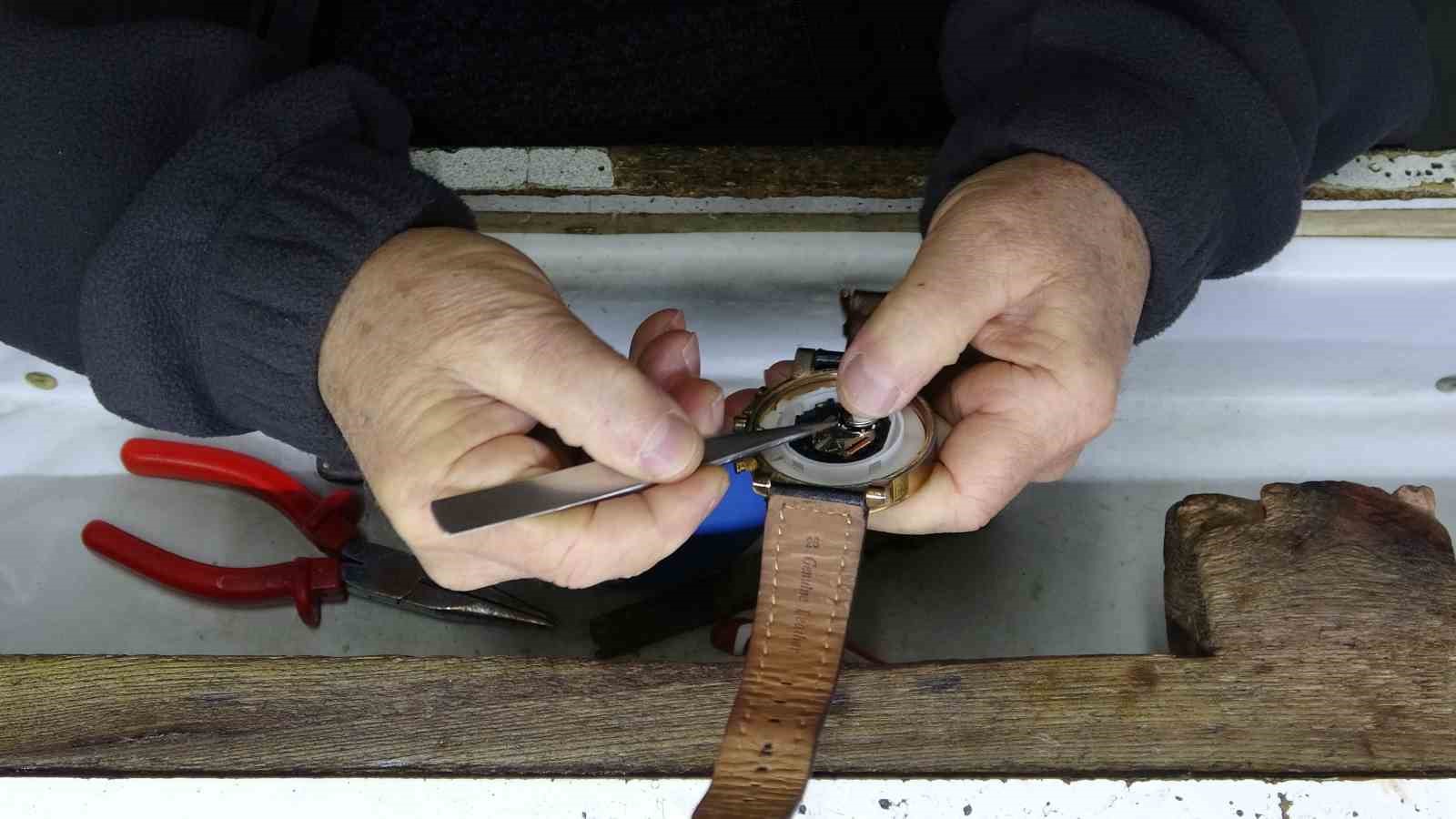10 metrekare dukkanda 40 yildir zamana ince ayar veriyor 2