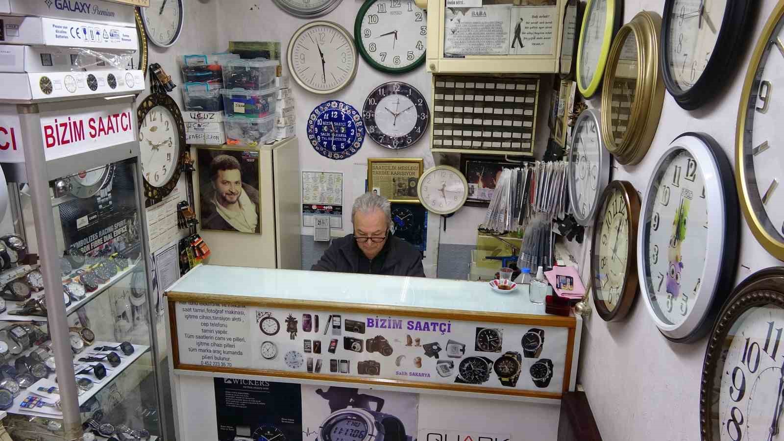 10 metrekare dukkanda 40 yildir zamana ince ayar veriyor 3