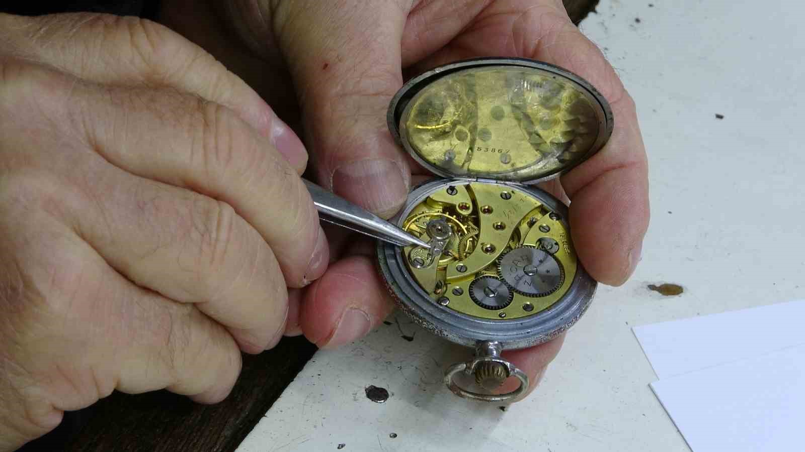 10 metrekare dukkanda 40 yildir zamana ince ayar veriyor 5