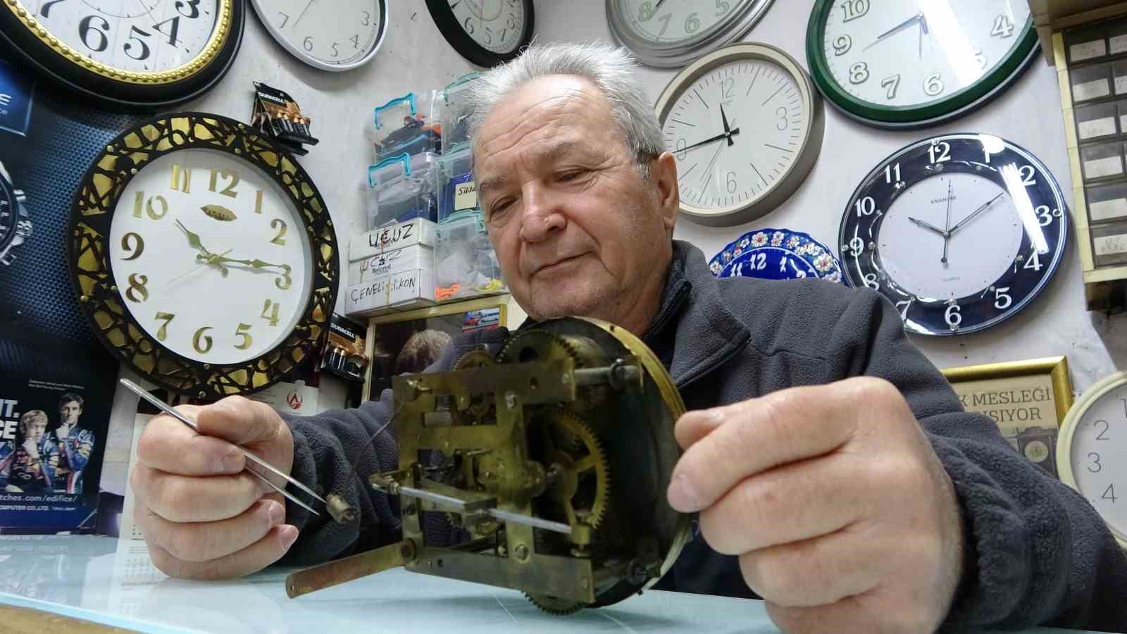 10 metrekare dukkanda 40 yildir zamana ince ayar veriyor 6 UAkkkSpM