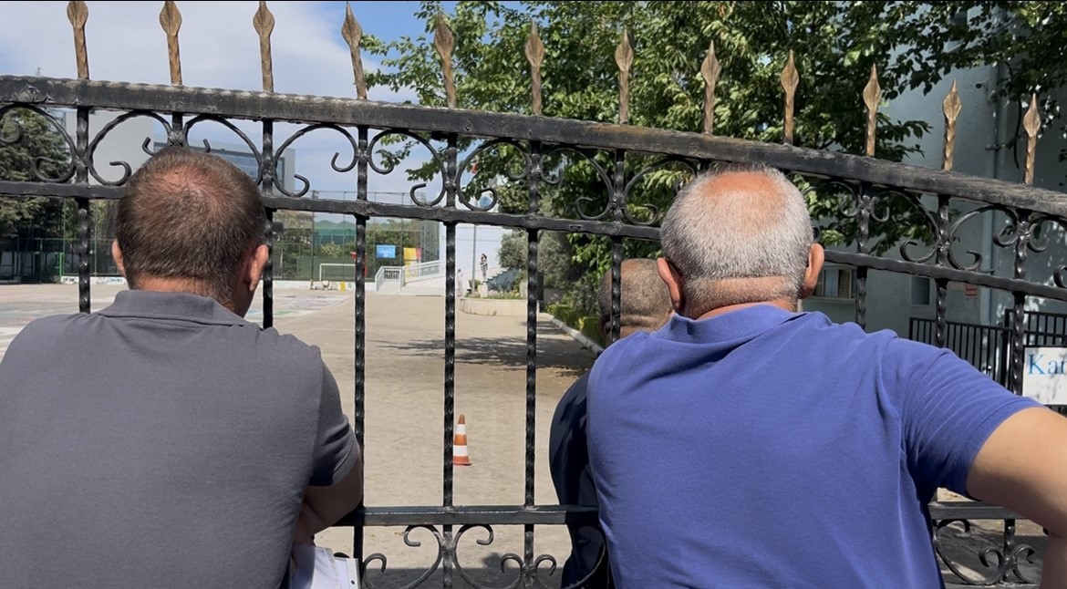 10 saniyeyle hayalleri kapida kaldi yksye gec kalan ogrencinin uzuntusu kameraya yansidi 1 uTYEM1qv