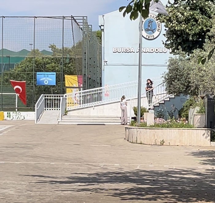 10 saniyeyle hayalleri kapida kaldi yksye gec kalan ogrencinin uzuntusu kameraya yansidi 5 chbWYpOa