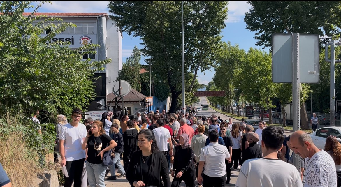 10 saniyeyle hayalleri kapida kaldi yksye gec kalan ogrencinin uzuntusu kameraya yansidi 6 sYILhUYf