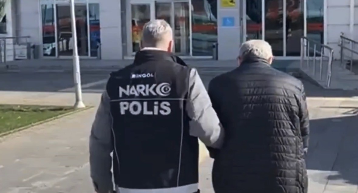 10 yıl araması olan firari bagajda yakalandı 5 10 yil aramasi olan firari bagajda yakalandi 1 bifjgjp3