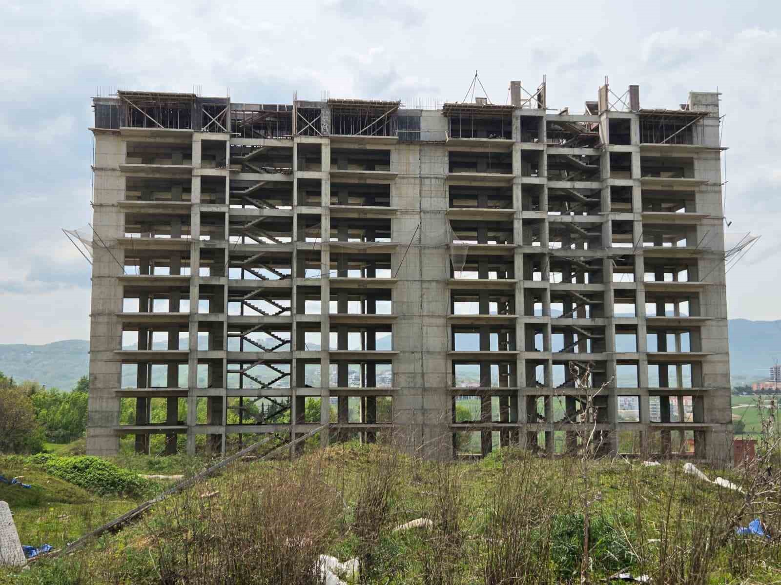 10 yildir tamamlanamayan 543 dairelik sitede karadeniz fikrasi gibi durum tapu var bina yok GuJC9SGA