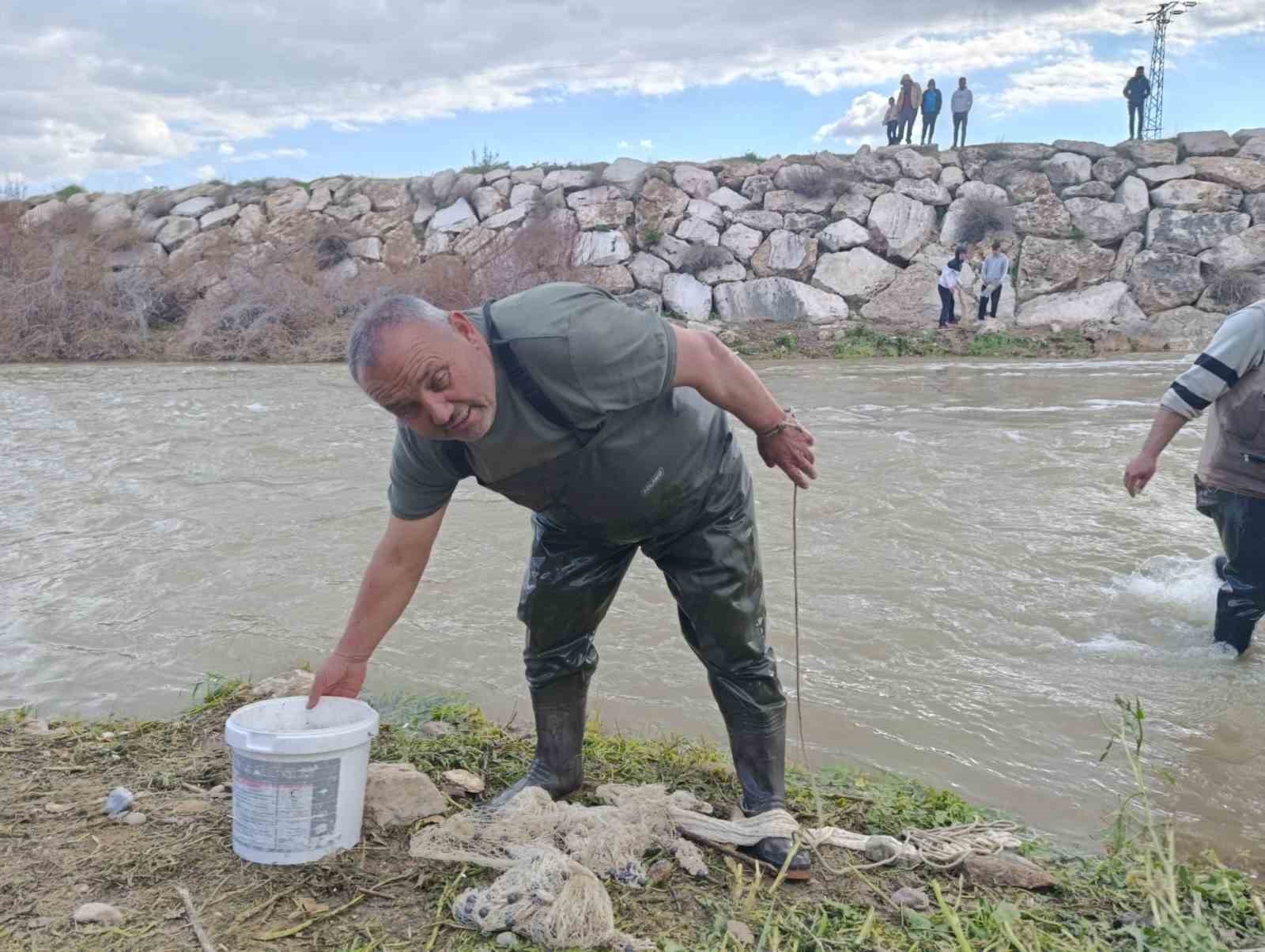 10 yillik kurakligin hakim oldugu cayda balik avladilar 1 nEEkObPz