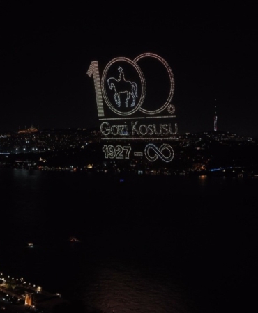 100-gazi-kosusu-resepsiyonunda-gokyuzunde-gorsel-solen-9UkIi5NA.jpg