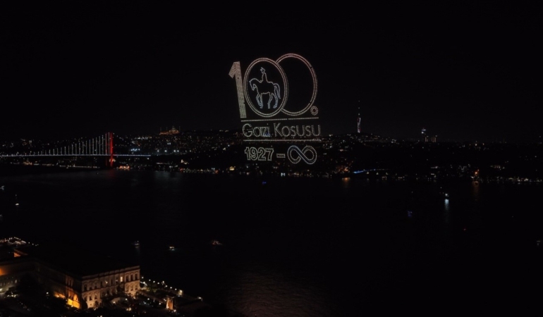 100-gazi-kosusu-resepsiyonunda-gokyuzunde-gorsel-solen-9UkIi5NA.jpg