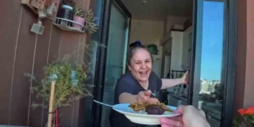 100-metre-yukseklikte-gokdelen-temizligi-yapanlara-kofte-patates-pilav-ikrami-aFylCEVl.jpg