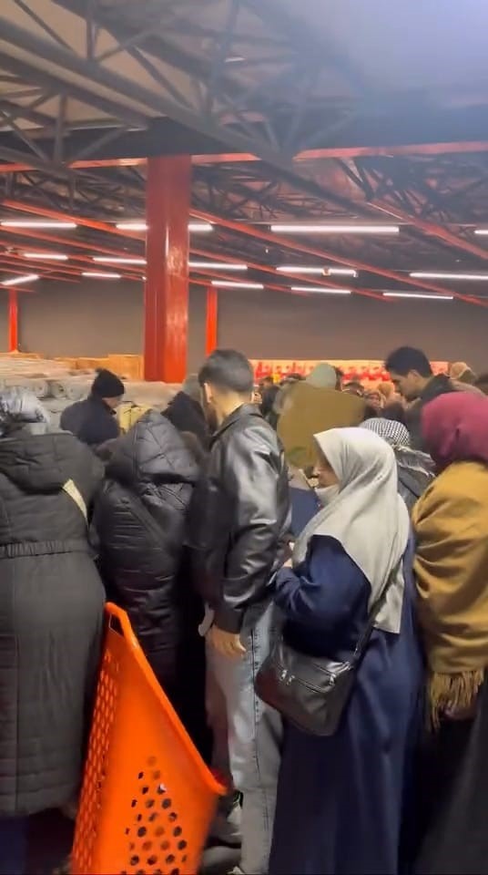 100 tllik indirim izdihami birbirlerini ezdiler 2 T5V7U2cU