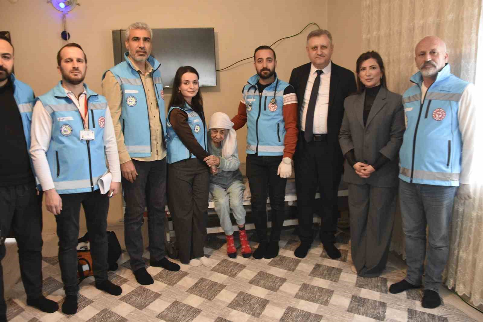 101 yasindaki hastaya evde ozel bakim 4 JuHEusMh