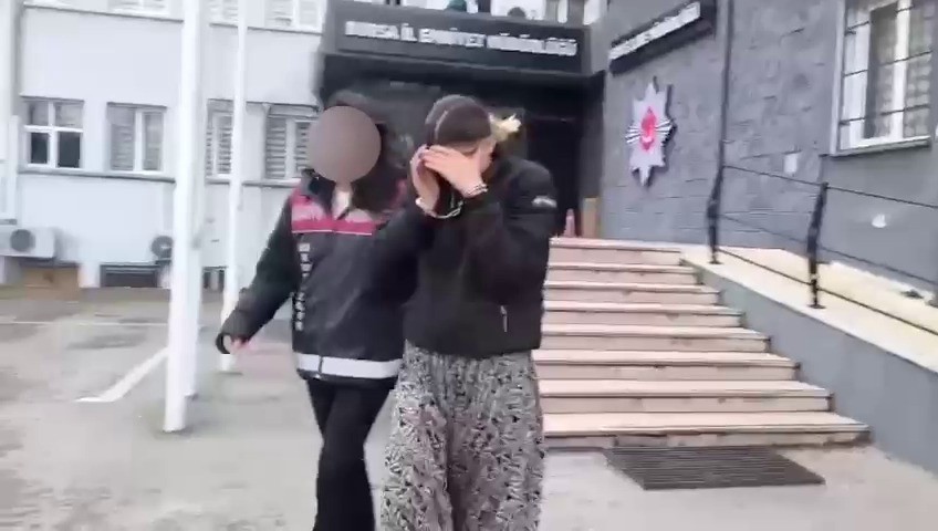 107 suç kaydı olan kadın hırsız, polis baskınında baza altında yakalandı 4 107 suc kaydi olan kadin hirsiz polis baskininda baza altinda yakalandi 0