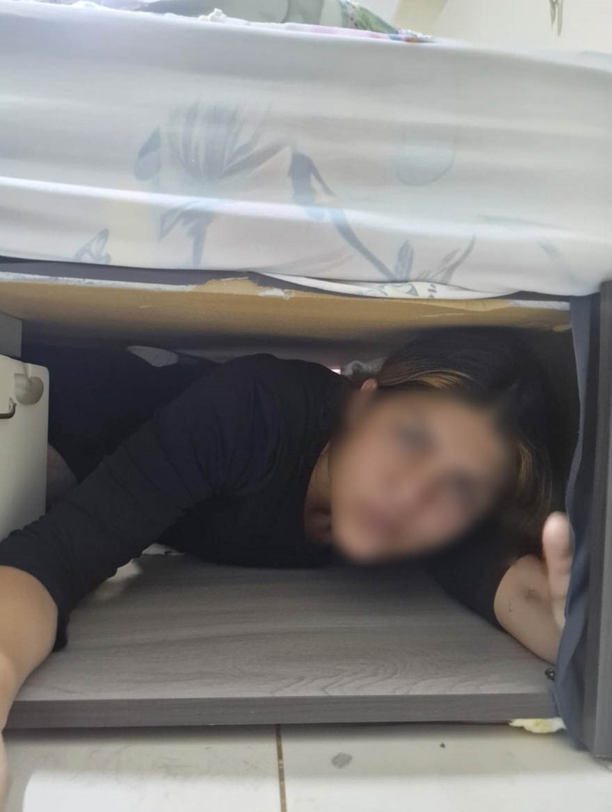 107 suç kaydı olan kadın hırsız, polis baskınında baza altında yakalandı 6 107 suc kaydi olan kadin hirsiz polis baskininda baza altinda yakalandi 2 A9enA8H7