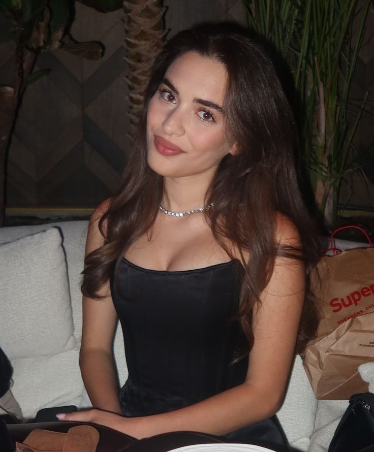 Uzak Şehir’de İpek karakterine hayat veren Çağla Şimşek, Harper’s Bazaar Woman of the Year 2025 gecesinde adeta parladı.