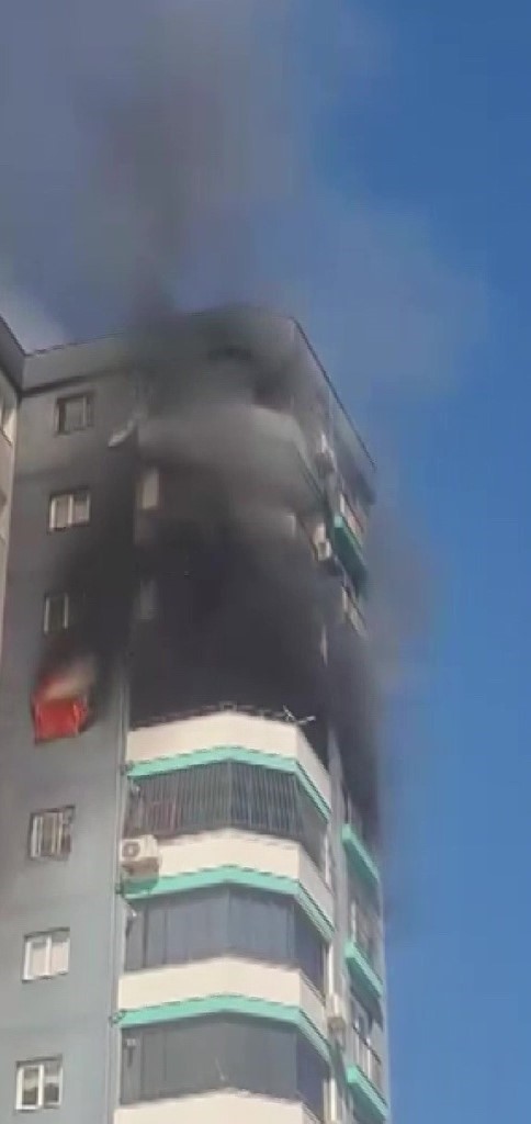 10uncu katta yangin polis havaya ates acarak vatandaslari uzaklastirdi 1 Q9HBFYTK