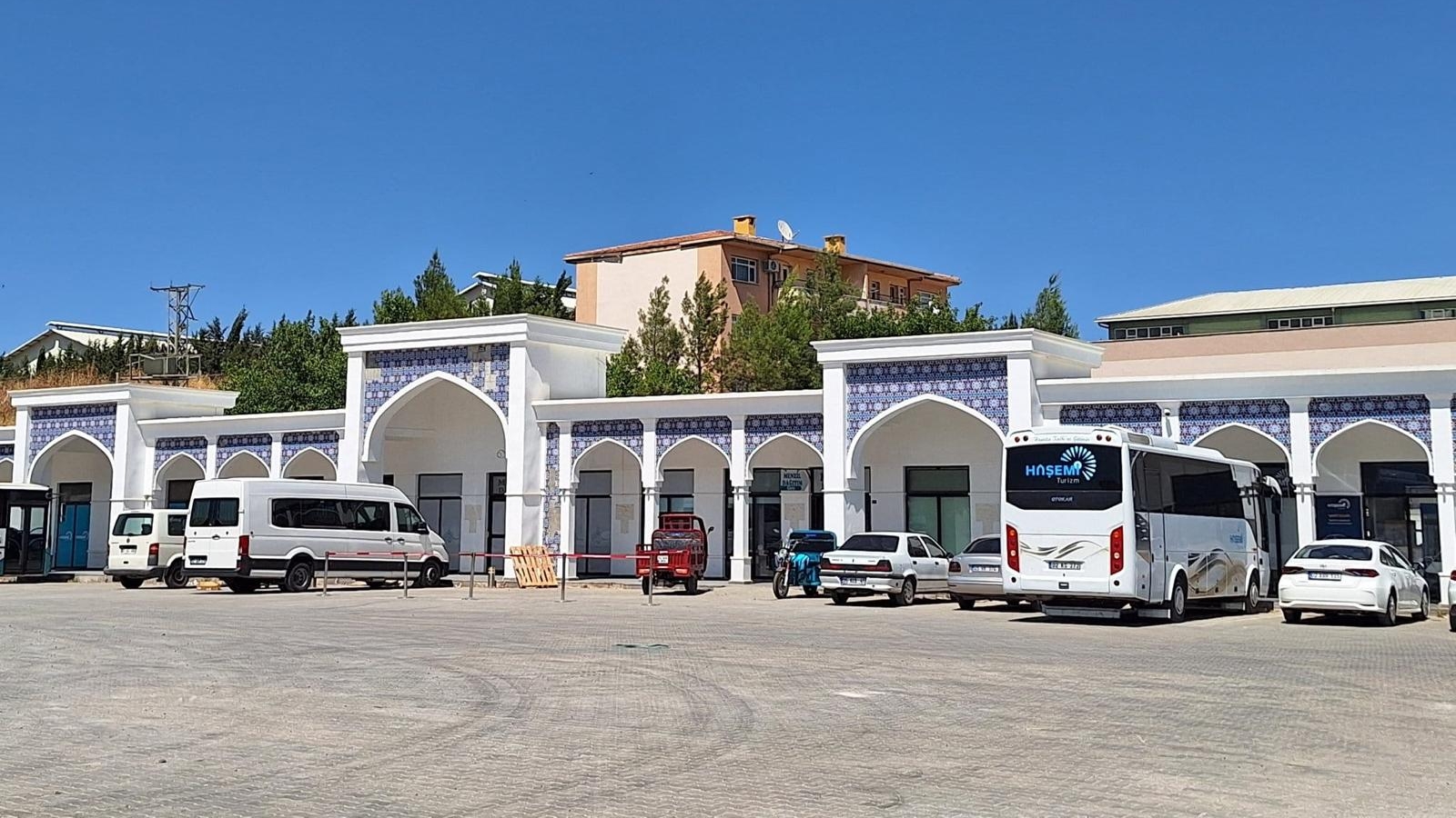 Menzil cemaati'nin lüks merakı tartışması: İnanç mı, gösteriş mi?