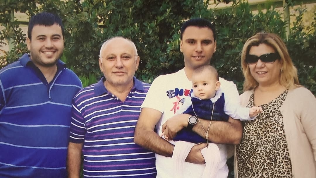 Alişan’ı Gözyaşlarına Boğan Sürpriz! Kardeşi Selçuk Aile Fotoğrafında Yeniden Hayat Buldu 12 11 23 edited