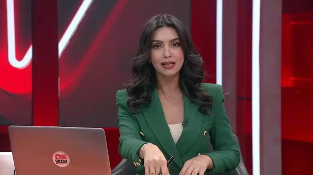 Burçak Bozkuş Kimdir? Canlı Yayında Annesinden Gelen Mesajlarla Gündeme Oturan Spiker Hakkında Merak Edilenler 15 Burçak Bozkuş Kimdir Sorusu Neden Gündeme Geldi?