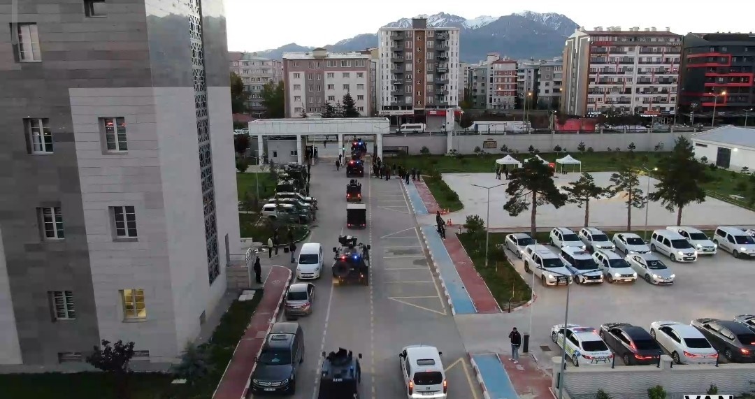 11 ilde es zamanli narkokapan van uyusturucu operasyonu 78 gozalti 5 S3abvisp