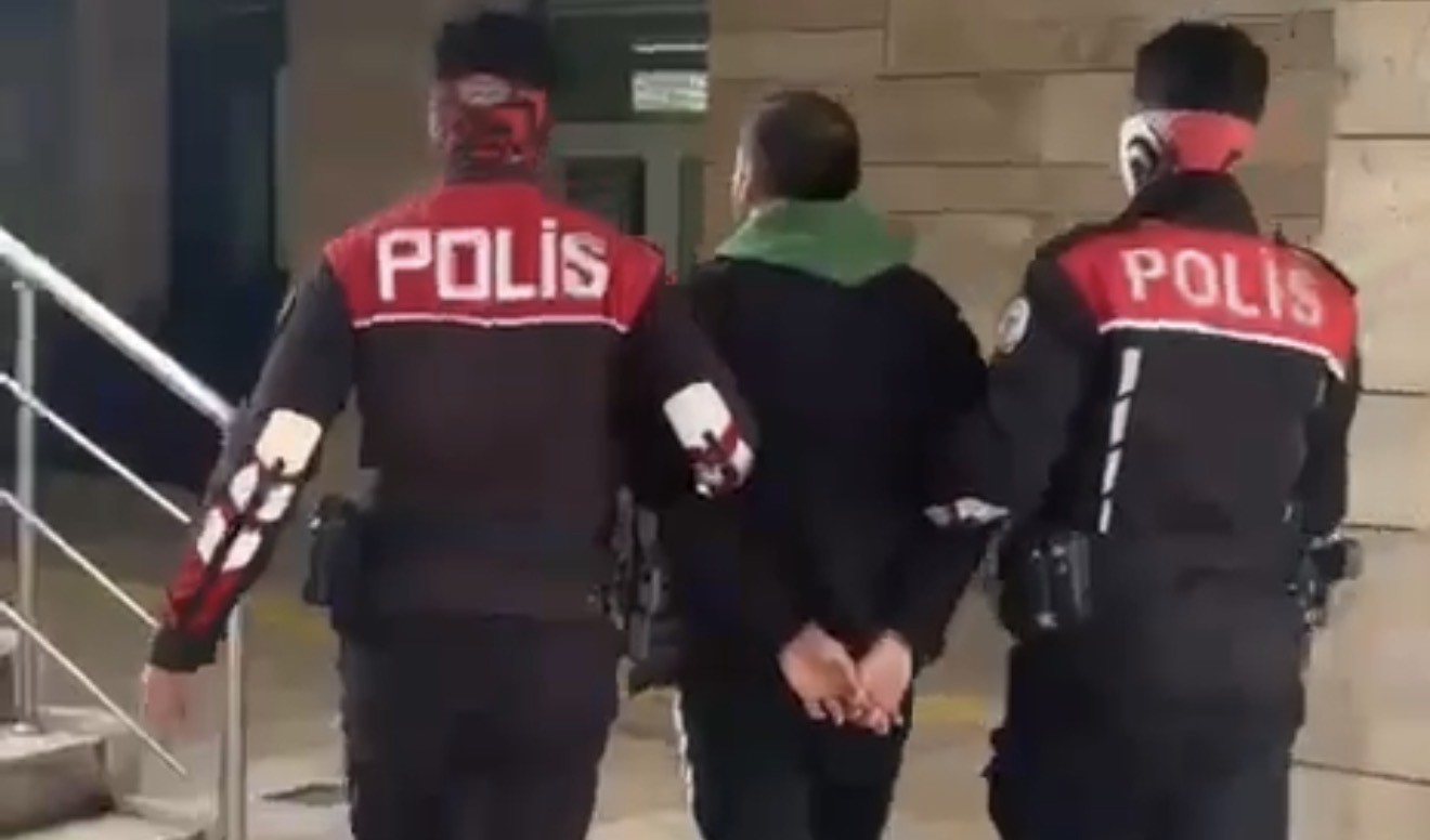 11 yıl 4 ay hapis cezası bulunan hırsızlık hükümlüsü yakalandı 4 11 yil 4 ay hapis cezasi bulunan hirsizlik hukumlusu yakalandi 0 WGwtXSe8