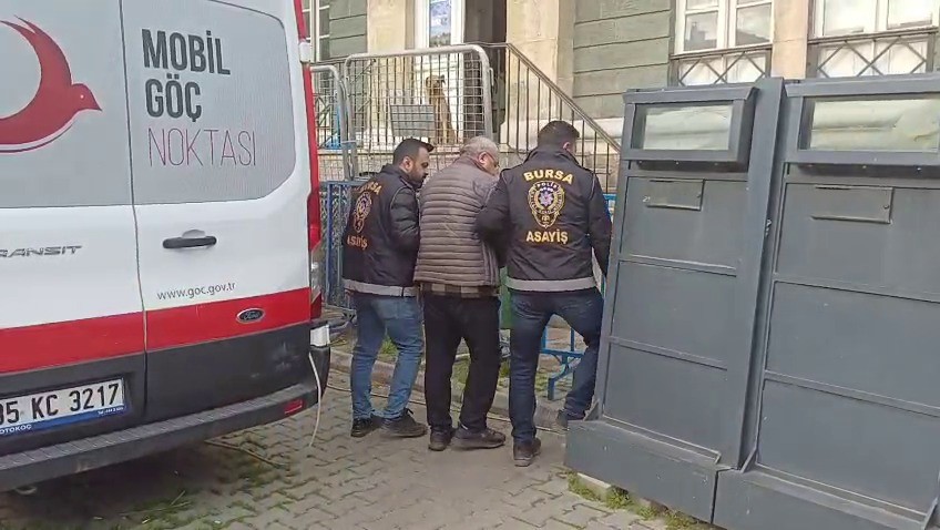 11 yil kacti 9 estetikle yeni yuz yapti yeni hayat kurup yillarca maasla calisan ZndvvqRD