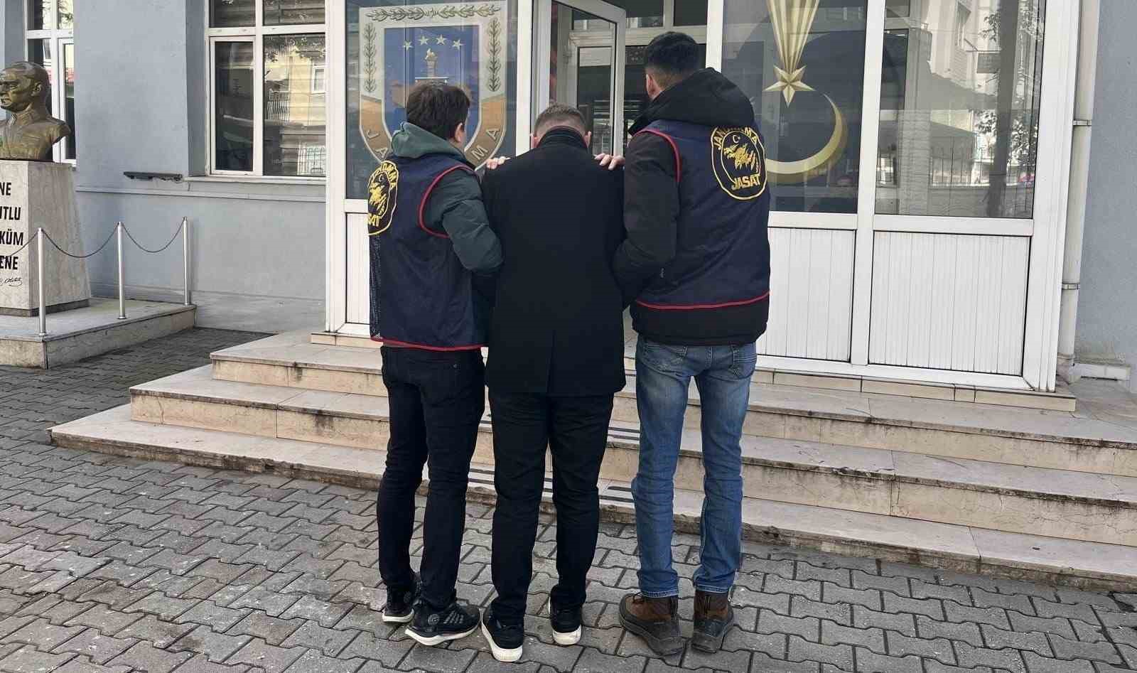 11 yil ve 9 yil hapisle aranan 2 hukumlu jandarmadan kacamadi 1 kz121sOP