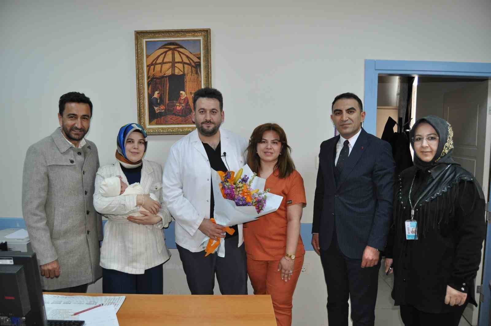 11 yildir hasret ceken cift abdominal serklaj ameliyatinin ardindan bebeklerine kavustu 1